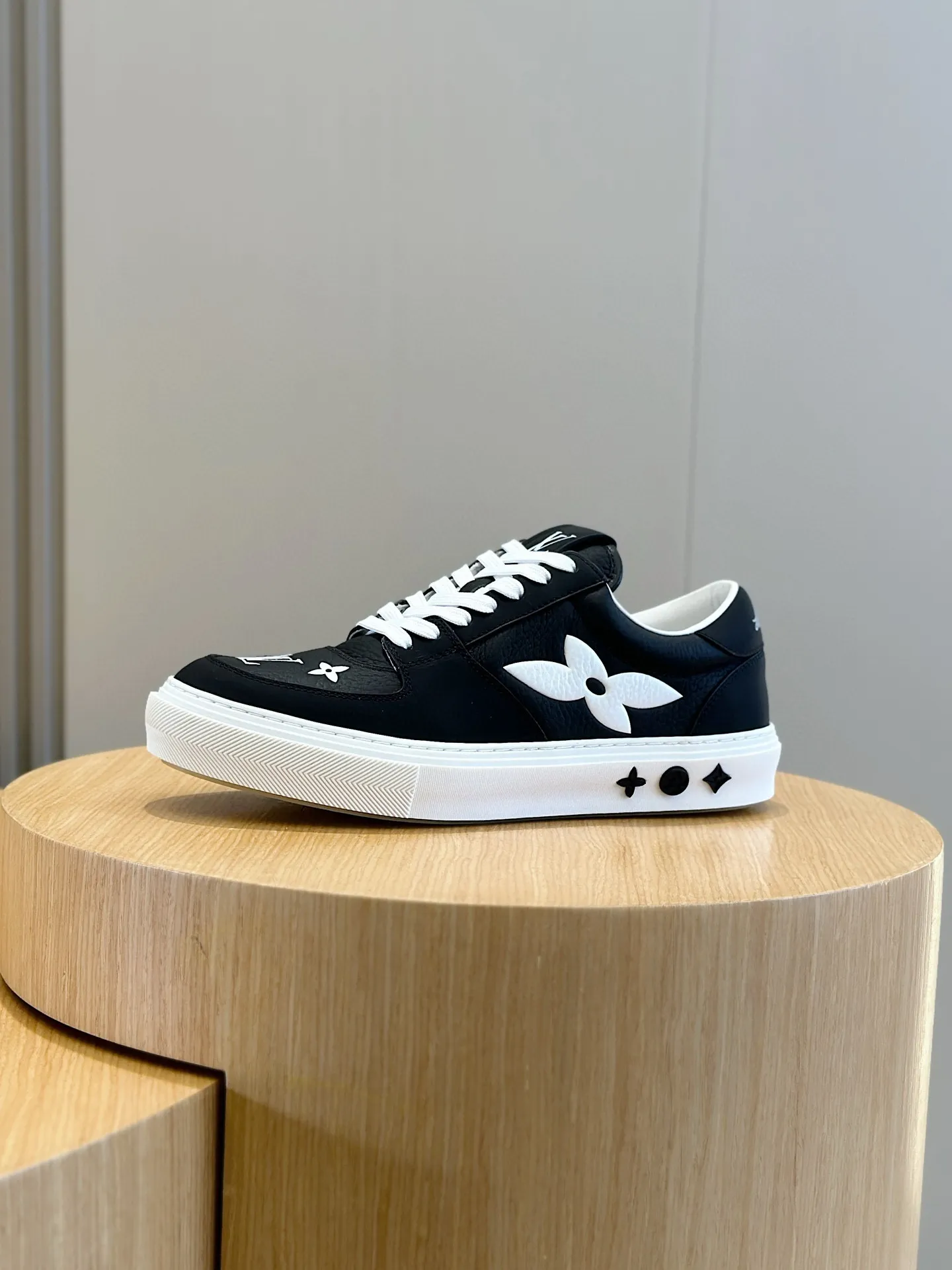 Factory price: 438💰LV full cowhide color-printed men's sneakers. This Ollie lace-up sneaker is made of floral embossed fabric, continuing the inspiration of the season's ready-to-wear collection. The laces are used to set off the gorgeous design, monogram flowers are embellished with transparent rubber outsole, and the brand logo is written on the back. Cowhide upper, cowhide lining, TPU outsole Size: 39-44 (customized at 38.45)